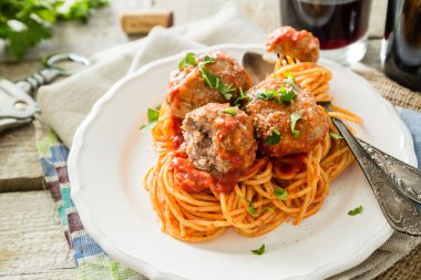 Köfte ve spagetti beyaz plaka üzerinde