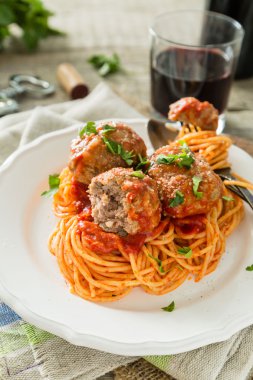 Köfte ve spagetti beyaz plaka üzerinde