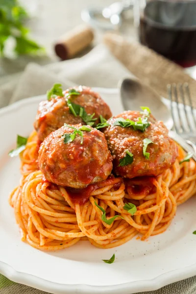 Köfte ve spagetti beyaz plaka üzerinde