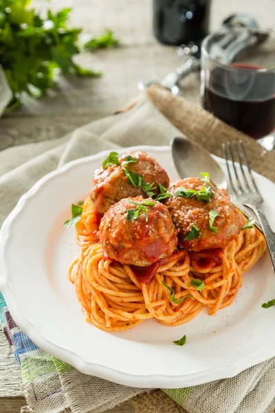 Kött bollar och spaghetti på vit platta — Stockfoto