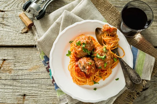 Köfte ve spagetti beyaz plaka üzerinde