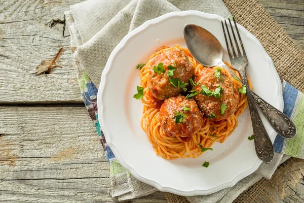 М'ясні кульки та спагетті на білій тарілці — стокове фото