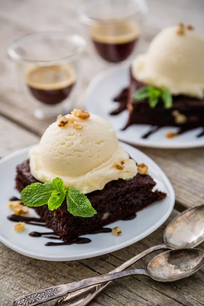 Csokoládés brownie vanília fagylalt, a dió és a menta — Stock Fotó