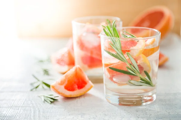 Bebida refrescante de verano e ingredientes —  Fotos de Stock