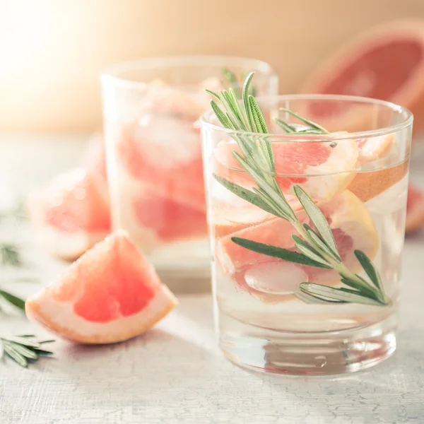 Bebida refrescante de verano e ingredientes —  Fotos de Stock