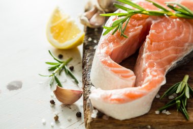 Rustik arka plan üzerinde Çiğ somon biftek