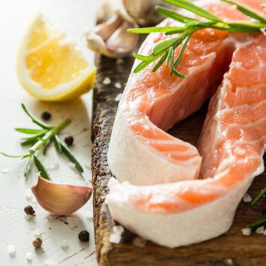 Rustik arka plan üzerinde Çiğ somon biftek