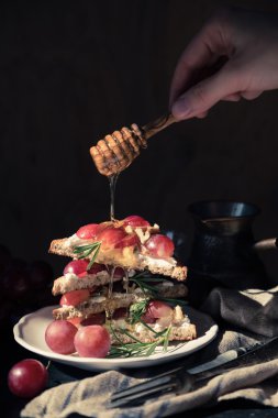 Keçi peyniri, üzüm, fındık ve bal ile tost