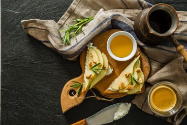 Armut, Keçi peynir ve ceviz, bal, biberiye ile tost