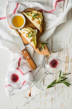 Armut, Keçi peynir ve ceviz, bal, biberiye ile tost