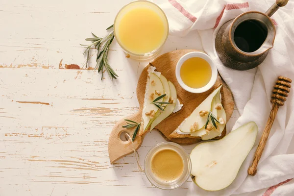 Armut, Keçi peynir ve ceviz, bal, biberiye ile tost
