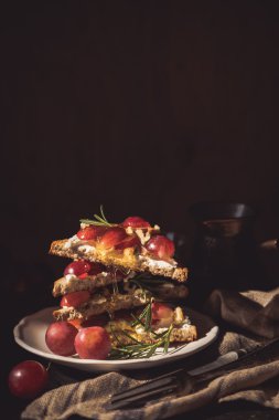 Keçi peyniri, üzüm, fındık ve bal ile tost