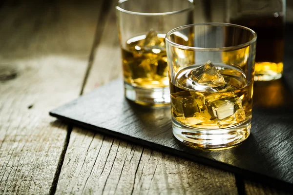 Whisky med is i glas — Stockfoto