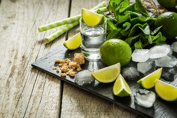 Mojito cocktail och ingredienser — Stockfoto