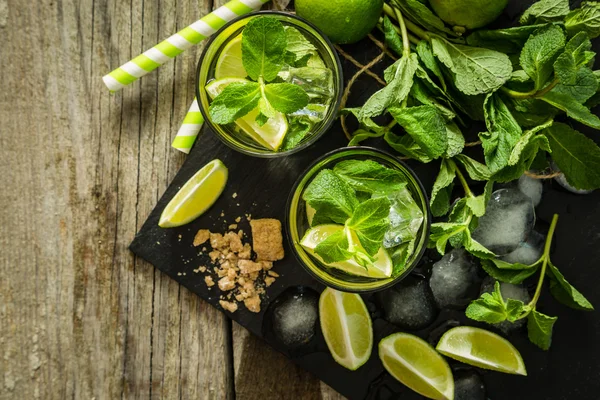 Mojito cocktail och ingredienser — Stockfoto