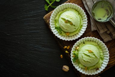 Fıstıklı dondurma beyaz kase