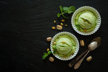 Fıstıklı dondurma beyaz kase