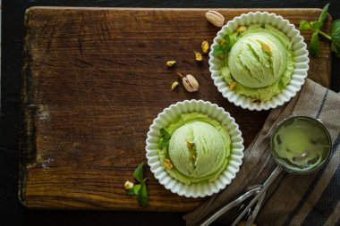 Fıstıklı dondurma beyaz kase