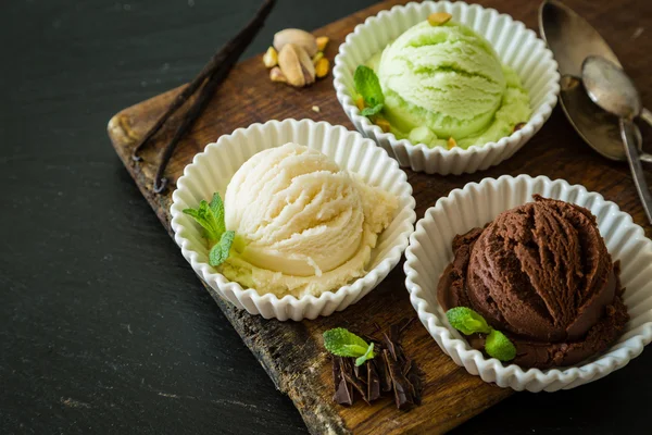 Sélection de boules de crème glacée colorées dans des bols blancs — Photo