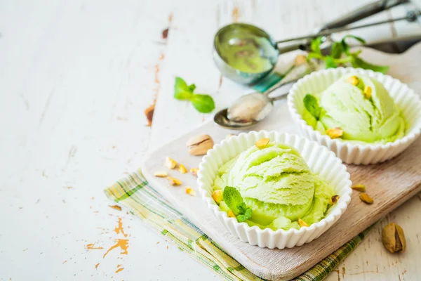 Helado de pistacho en tazón blanco — Foto de Stock