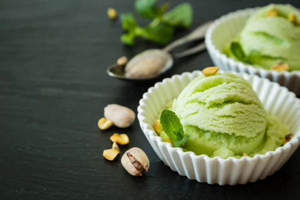 Gelato al pistacchio in ciotola bianca — Foto Stock