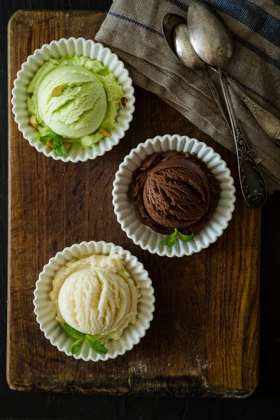 Selezione di palline di gelato colorate in ciotole bianche — Foto Stock