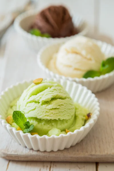 Sélection de boules de crème glacée colorées dans des bols blancs — Photo