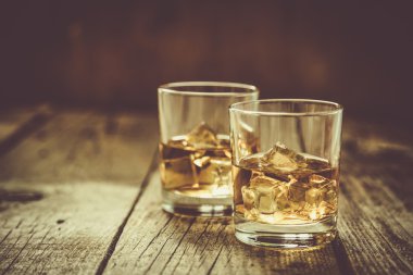 Bardaklarda buzlu Whistey