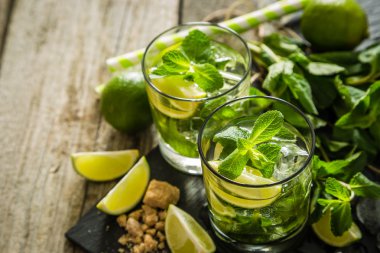 Mojito kokteyl ve malzemeler