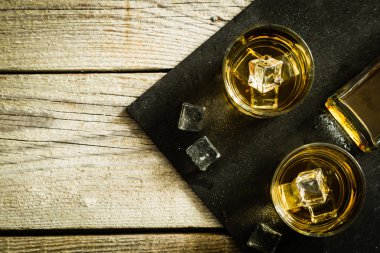 Bardaklarda buzlu Whistey