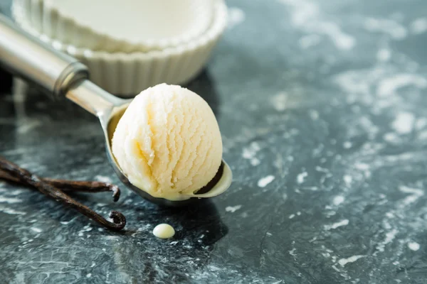 A gombóc vanília fagylalttal — Stock Fotó