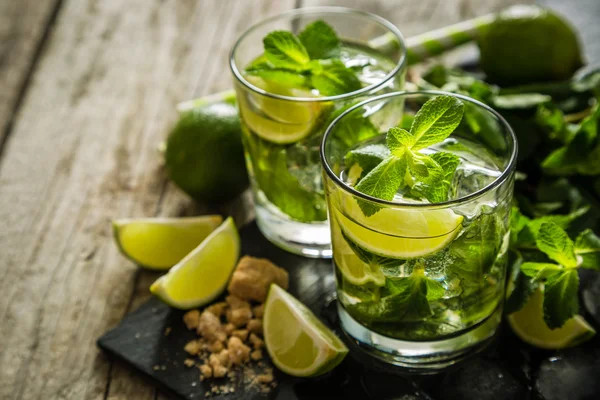 Mojito cocktail och ingredienser — Stockfoto