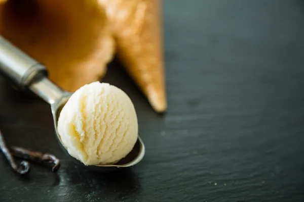 Ванільне морозиво в сопілці — стокове фото