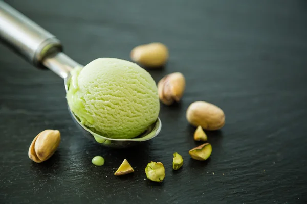 Helado de Pictachio en cucharada —  Fotos de Stock