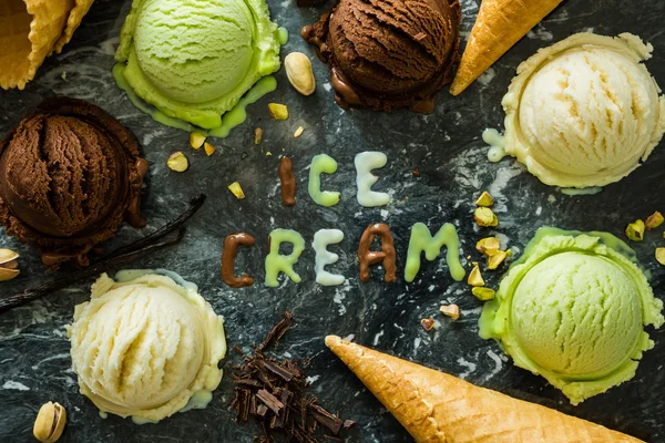 흰 그릇에 다채로운 아이스크림 스푼의 선택 — 스톡 사진