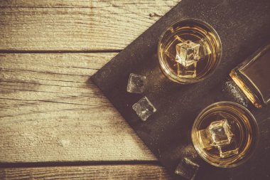 Bardaklarda buzlu Whistey