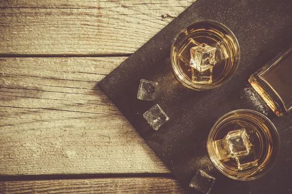 Bardaklarda buzlu Whistey