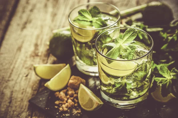 Mojito cocktail och ingredienser — Stockfoto