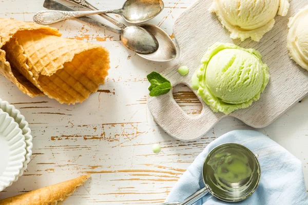 Пистацио и ванильное мороженое — стоковое фото