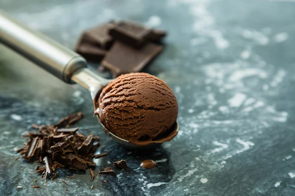 Παγωτό σοκολάτα σε scoop — Φωτογραφία Αρχείου