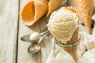 vanilyalı dondurma waffle koni