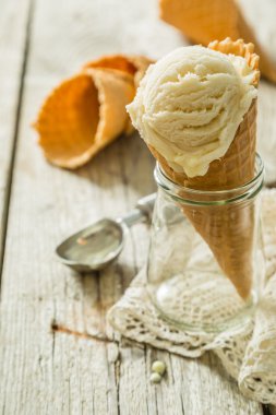 vanilyalı dondurma waffle koni