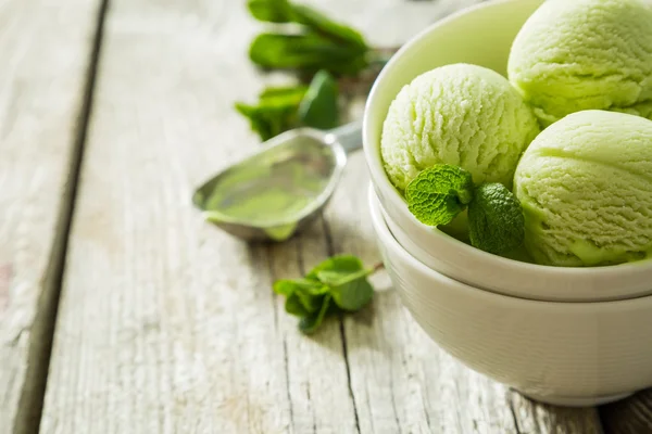 Helado de Pictachio en tazón blanco — Foto de Stock