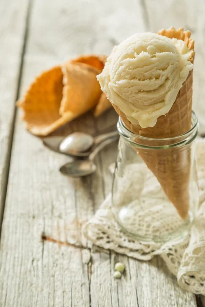 Helado de vainilla en cono de gofre — Foto de Stock