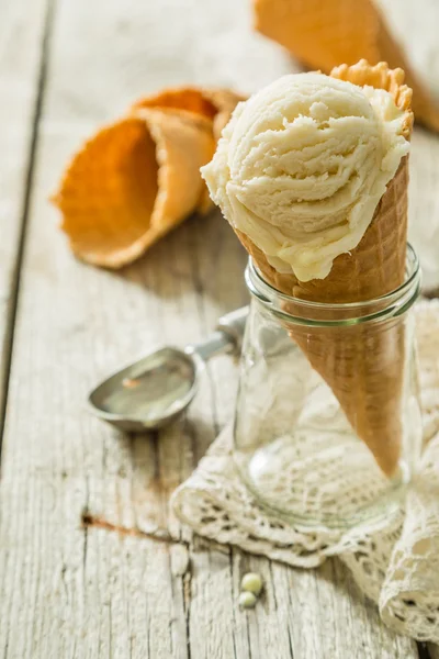 Vanilková zmrzlina v vafle kužel — Stock fotografie