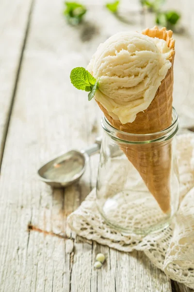 Sorvete de baunilha em cone de waffle — Fotografia de Stock