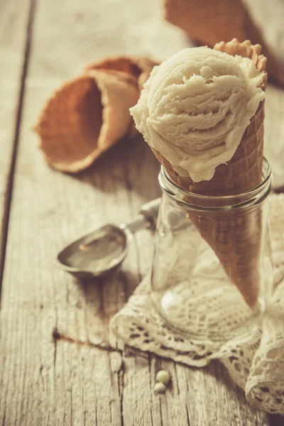 vanilyalı dondurma waffle koni