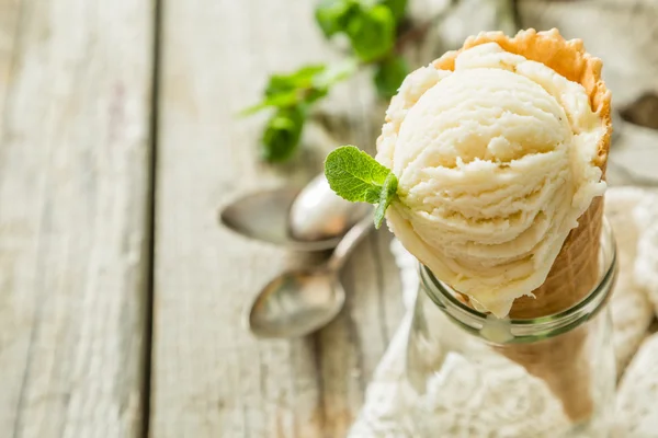 와플 콘에 바닐라 아이스크림 — 스톡 사진