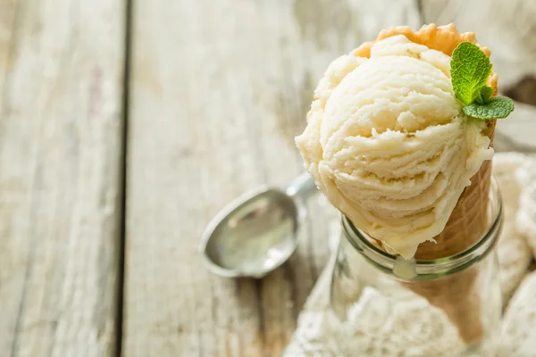 Sorvete de baunilha em cone de waffle — Fotografia de Stock