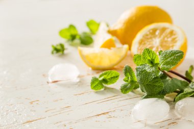 Beyaz arka plan üzerinde limonata malzemeleri